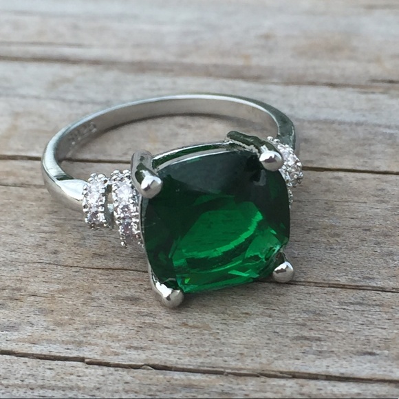 Jewelry - Emerald Green CZ Silver ring sz 6